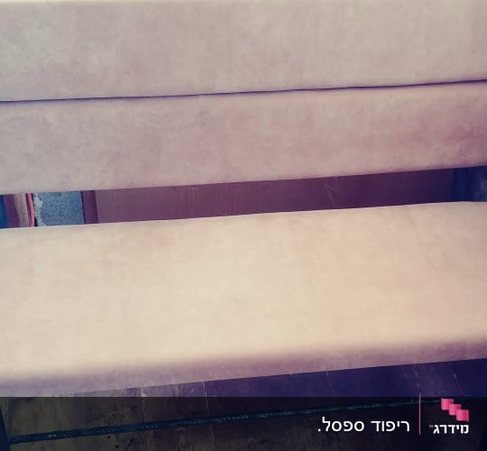 ספסל מרופד עם כריות בצבע בז